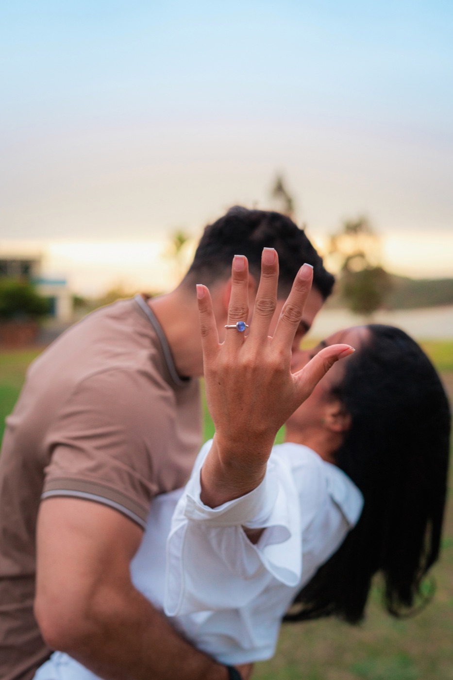 Victoria y Juan se besan mientras ella muestra su anillo